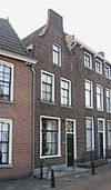 Pand met eenvoudige tuitgevel. Hardstenen vensterdorpels, negen- en zesruitsschuiframen