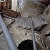 Interieur, opname van onderzijde bad vanuit gat in plafond van de begane grond, (boog)constructie van ondersteuning van het bad - Schiedam - 20349464 - RCE -  Bad/ Hardsteen: Interieur, opname van onderzijde bad vanuit gat in plafond van de begane grond, (boog)constructie van ondersteuning van het bad 