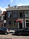 Herenhuis met lijstgevel en eenvoudige deuromlijsting met hoofdgestel