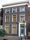 Voornaam woonhuis met drie assen brede en drie verdiepingen hoge voorgevel, gelegen op een opvallend punt in het oudste stadscentrum