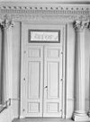 Interieur, deur van de rechtzaal, geflankeerd door Korintische zuilen - Schiedam - 20196421 - RCE -  Huis Nolet: Interieur, deur van de rechtzaal, geflankeerd door Korintische zuilen 
