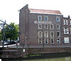 Lange Haven 141 zijgevel aan de Korte Haven -  Zijgevel aan de Korte Haven van het pand Lange Haven 141. Het is niet meer zo goed leesbaar, maar er staat 'Boekhandel' op de zijgevel. 
