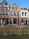 Pand waarvan de gevel een ingezwenkte top met houten kroonlijst heeft