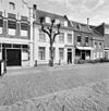 Pand met hoog zadeldak, evenwijdig aan de straat. Gepleisterde gevel onder rechte kroonlijst, van karakter eerste helft 19e eeuw. Onder het hoofdgestel van de deur gesneden Empireconsoles. Stoeppalen met kettingen