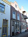 Pand met verminkte, ingezwenkte gevel