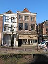 Pand op de hoek van de velleblootstraat onder schilddak en met triglyphenlijst