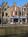 Pand met gepleisterde, ingezwenkte gevel