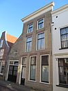 Pand met gevel, onder verminkte houten lijst