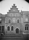 Voorgevel met gebeeldhouwd reliÃ«f met het stadswapen en tekst over de functie van het pakhuis - Schoonhoven - 20198215 - RCE -  Stadskorenpakhuis: Voorgevel met gebeeldhouwd reliÃ«f met het stadswapen en tekst over de functie van het pakhuis (opmerking: In: Buiten ; 14(1920), nr. 12, p. 129) 