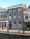 Herenhuis ter breedte van drie vensterassen met lijstgevel