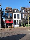 Pand met gepleisterde lijstgevel