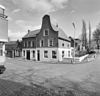 Pand met ingezwenkte geveltop