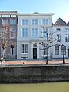 Pand met schilddak en gepleisterde gevel onder rechte kroonlijst, waarin panelen