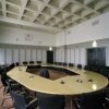 Interieur, raadzaal met wandbetimmering en cassetteplafond