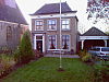 Cillaarshoek pastorie -  Pastorie van de Hervormde Gemeente te Cillaarshoek, gemeente Strijen. Huis met verdieping en schilddak. Deuromlijsting met hoofdgestel op consoles; vensters met zes- en vierruitsschuiframen  Rectory of Cillaarshoek, municipality of Strijen, Netherlands.