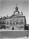 Overzicht voorgevel met klokketorentje - Vlaardingen - 20242646 - RCE -  Stadhuis: Overzicht voorgevel met klokketorentje (opmerking: In: Buiten ; 15(1921), nr. 36, p. 427) 
