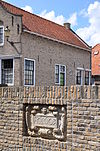 Stenen brug met gevelstenen