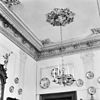 INT.BEGANE GROND, GANG, STUCPLAFOND MET KROONLUCHTER - Haastrecht - 20309529 - RCE -  MUSEUM BISDOM VAN VLIST: INT.BEGANE GROND, GANG, STUCPLAFOND MET KROONLUCHTER 