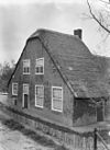 Overzicht voorgevel en gedeelte van de zijgevel van de boerderij - Haastrecht - 20099766 - RCE -  Haastrecht/ Boerderijen: Overzicht voorgevel en gedeelte van de zijgevel van de boerderij 