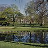 Overzicht gezien vanuit de tuin met vijver - Haastrecht - 20353399 - RCE -  MUSEUM BISDOM VAN VLIST: Overzicht gezien vanuit de tuin met vijver 