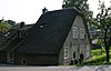 Boerderij met IJsselstenen voorgevel van het hoger opgetrokken woongedeelte, dat nog de oude vensterkozijnen en roedenverdeling heeft