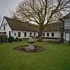 Overzicht voorzijde met tuin en fontein, tijdens restauratie - Wassenaar - 20348153 - RCE -  Boerderij 