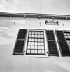 Voorgevel, venster met luiken en gevelsteen - Wassenaar - 20348181 - RCE -  Boerderij 