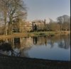 Overzicht kasteel met naastgelegen flat