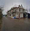 Overzicht rechter zijgevel en toegang naar de binnenplaats, in de steigers, tijdens restauratie - Wassenaar - 20348151 - RCE -  Boerderij 