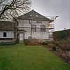 Overzicht voorgevel in de steigers, tijdens restauratie - Wassenaar - 20348150 - RCE -  Boerderij 