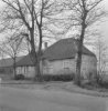 Gepleisterde boerderij uit de 17e of 18e eeuw met fraai bouwlichaam. Rieten schilddak en vensters met negenruitsschuiframen.