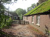 Boerderij, Noordlierweg 4 (2).JPG -  Boerderij, in De Lier, Nederland, waarvan het dwarse woongedeelte rechts een onderkelderde opkamer heeft en gedekt wordt door een rieten wolfdak. 
