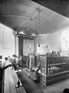 Interieur van de voormalige synagoge te Naaldwijk met Heilige Arke, biema (= verhoging voor het voorlezen van de Tora), kroonluchter en kandelaars - Naaldwijk - 20161471 - RCE -  Voormalige synagoge, thans kapel: Interieur van de voormalige synagoge te Naaldwijk met Heilige Arke, biema (= verhoging voor het voorlezen van de Tora), kroonluchter en kandelaars 