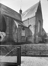 Noordertransept met kapel gezien vanuit het noordoosten - Naaldwijk - 20161505 - RCE -  Nederlands Hervormde Kerk: Noordertransept met kapel gezien vanuit het noordoosten (opmerking: Links hand met hoed om schaduw op de lens te krijgen) 