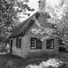 Overzicht van rietgedekt huis bij eendenkooi - Ameide - 20008386 - RCE -  Kooikershuis: Overzicht van rietgedekt huis bij eendenkooi 
