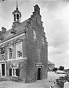 Zicht op een gedeelte van de voorgevel en op de rechter zijgevel - Ameide - 20008273 - RCE -  Raadhuis: Zicht op een gedeelte van de voorgevel en op de rechter zijgevel 