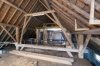 Interieur schuur, overzicht kapconstructie zolder