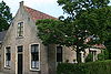Eenvoudige huis met goed bewaarde puntgevel